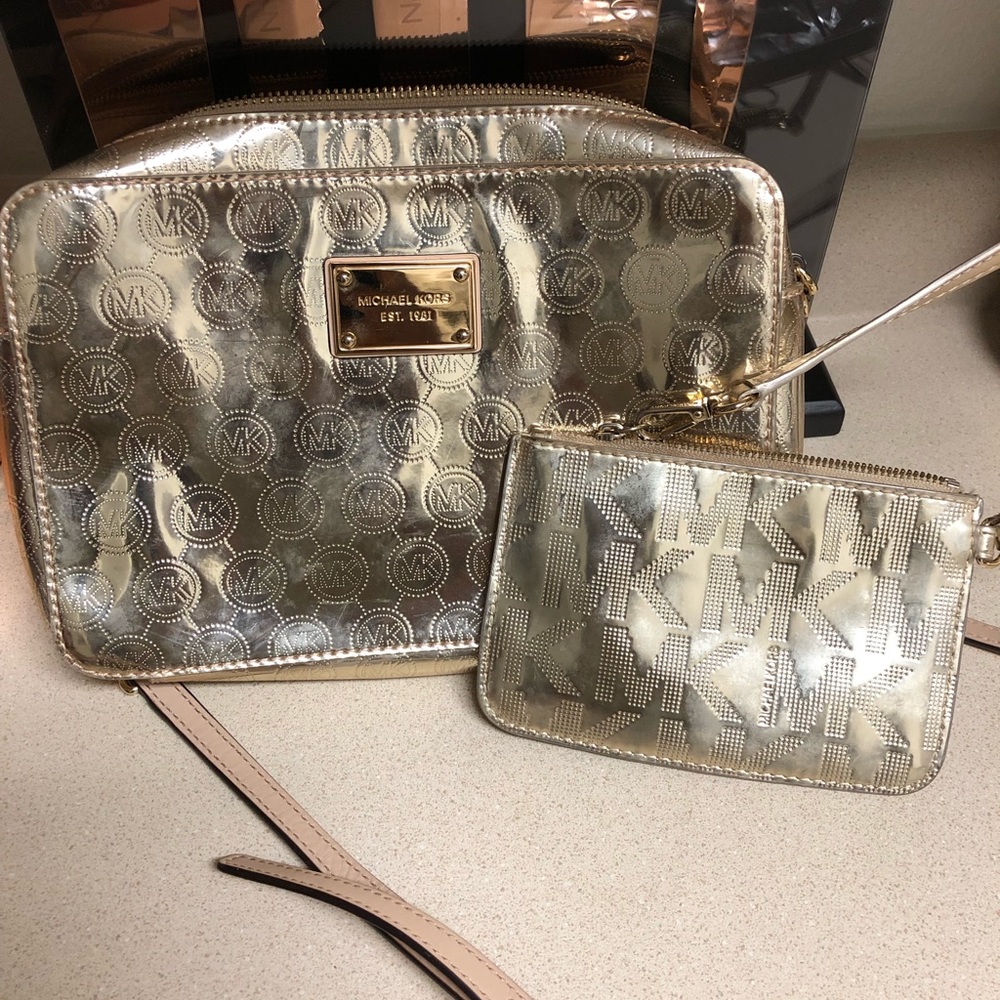100% Auth Jet Set Travel Logo Mono Gold Crossbody